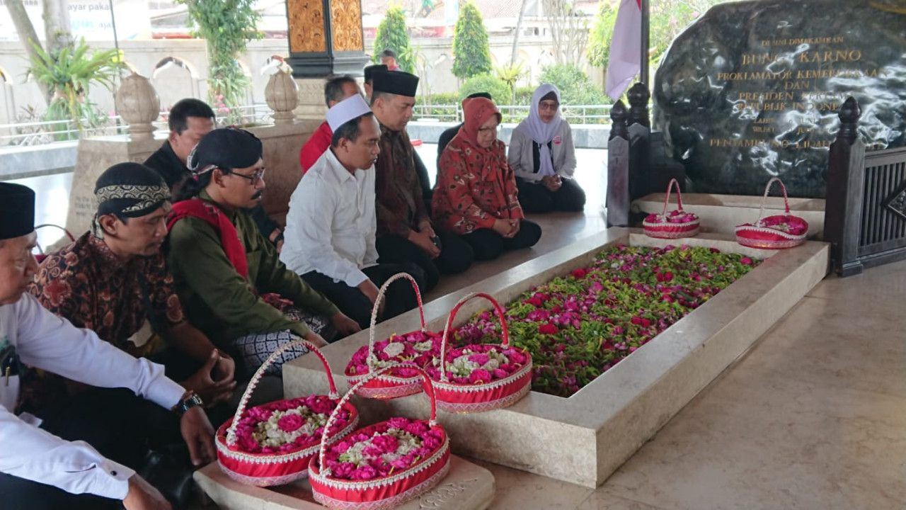 Tri Rismaharini dan Zahrul Azhar Asumta saat berziarah ke Makam Bung Karno di Blitar. (Foto: Bramanta Pamungkas/jatimnow.com)