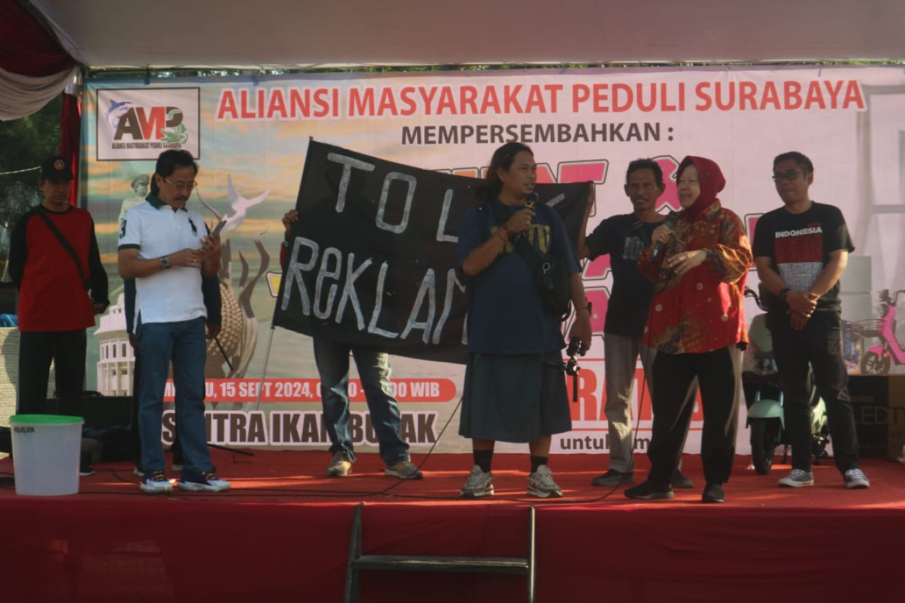 Tri Rismaharini dan Gus Hans saat menghadiri panggung bebas tolak reklamasi (Foto: Kurniawan for jatimnow.com)