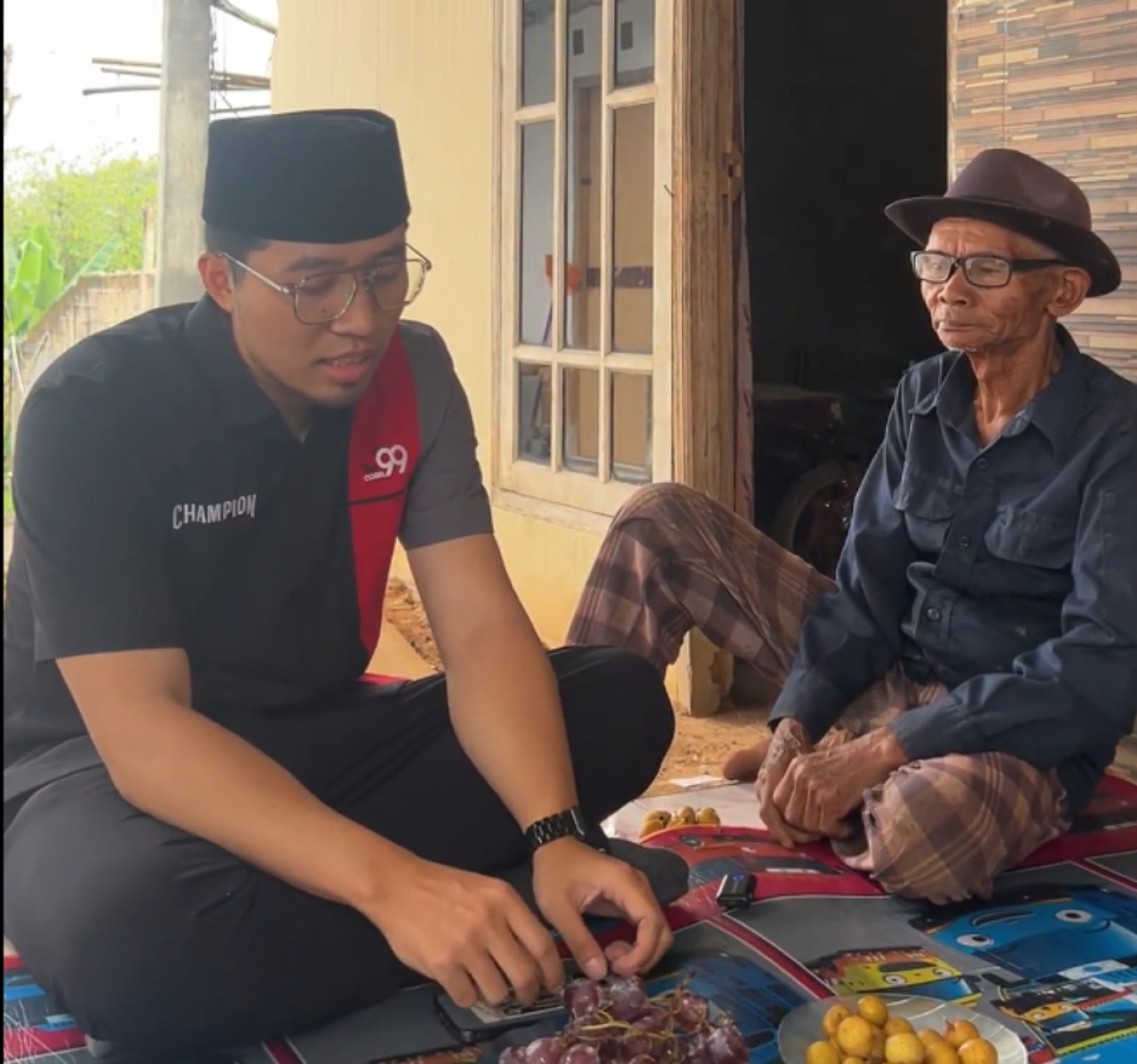 Rohidi (kanan) saat ditemui tim Juragan 99 (foto: Mandtri for jatimnow.com)