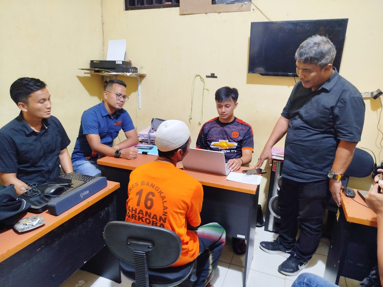 Pelaku saat diperiksa polisi. (Foto: Fathor Rahman/jatimnow.com)