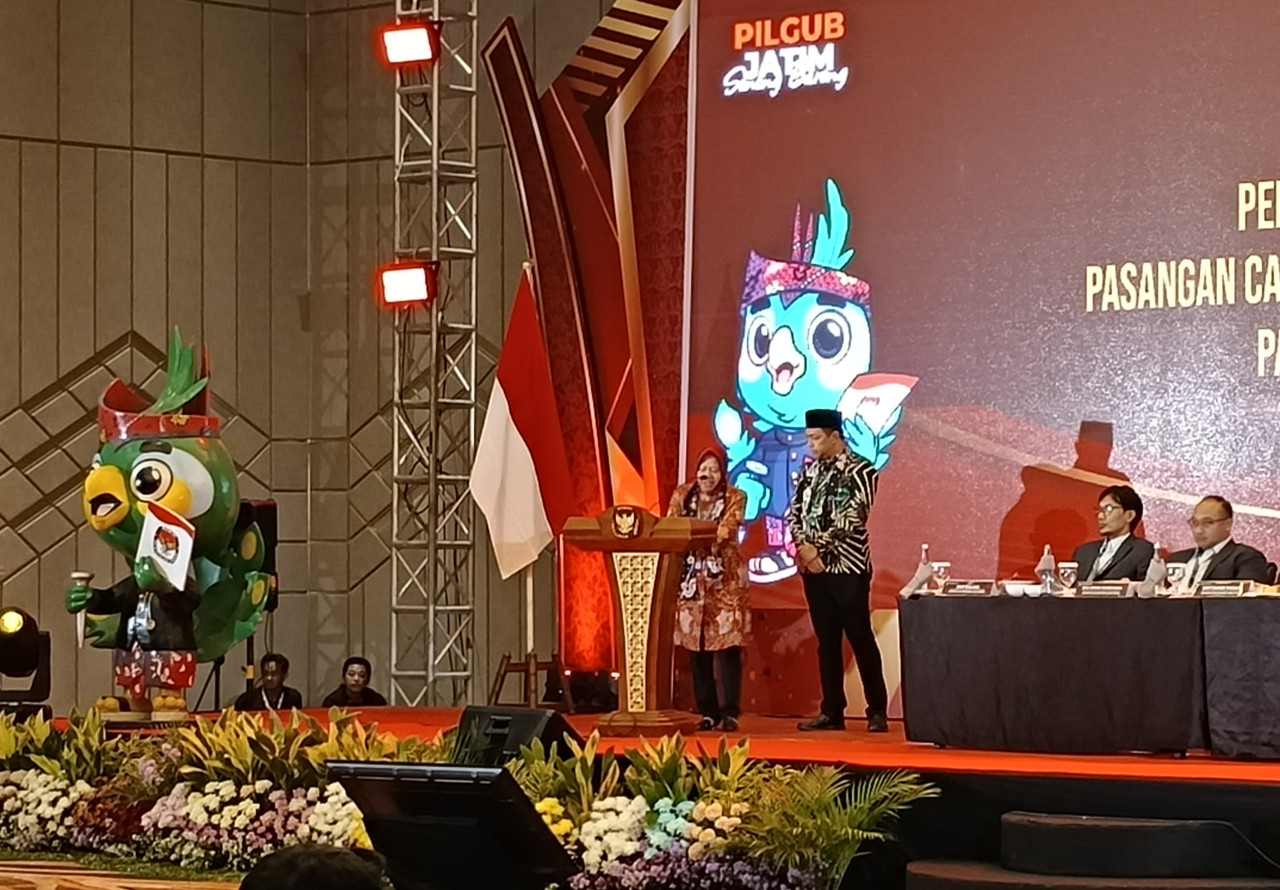 Risma-Gus Hans di KPU Jatim (foto: Munir/jatimnow.com)