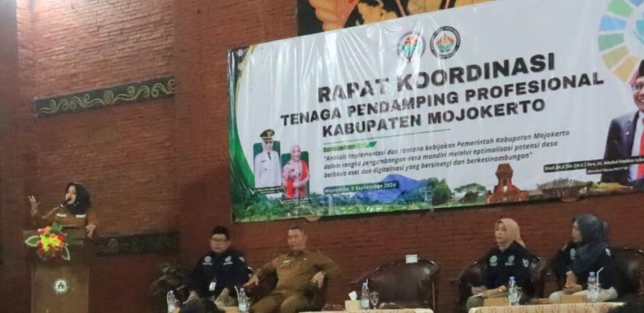 Bupati Mojokerto Ikfına Fahmawati saat menghadiri Rapat Koordinasi Tenaga Pendamping Profesional Kabupaten Mojokerto 2024. (Foto: Humas Pemkab Mojokerto for jatimnow.com)