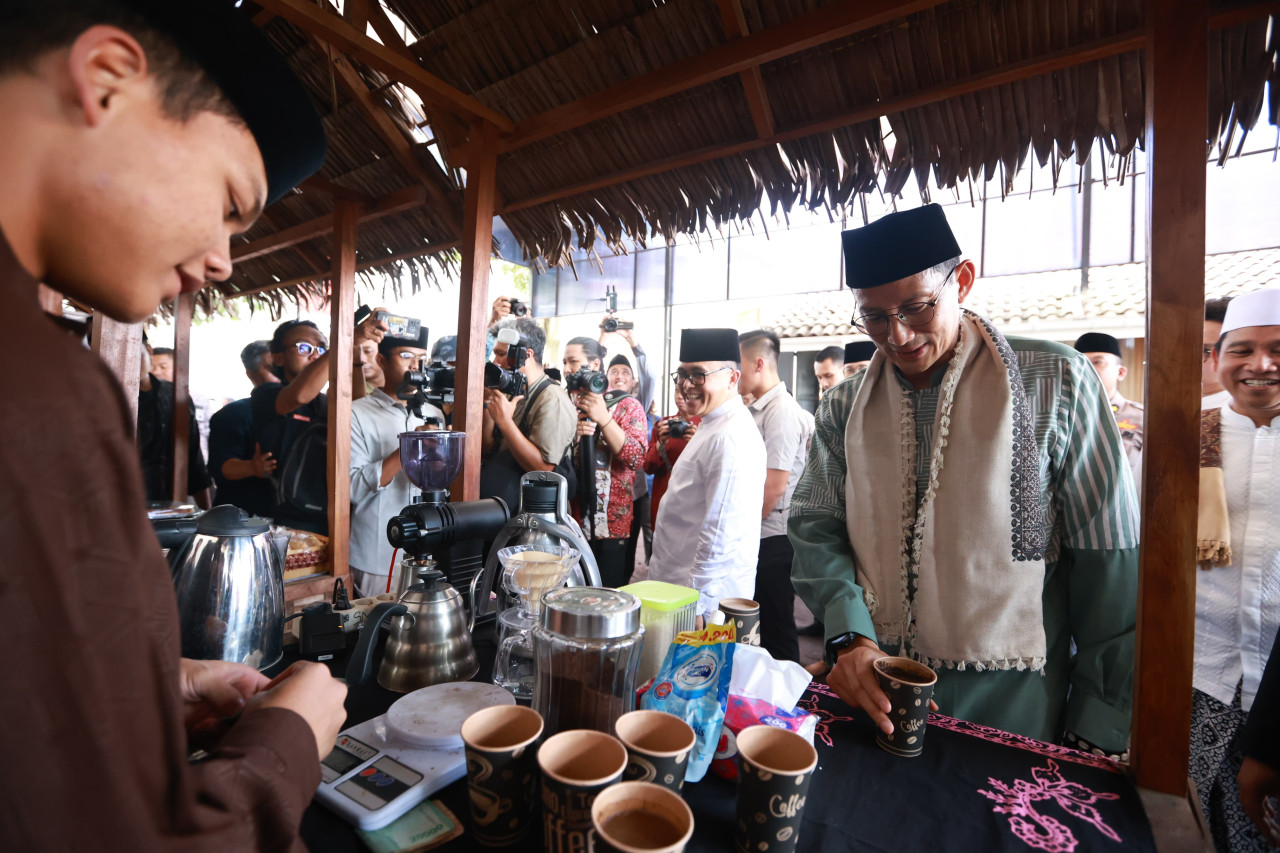 Menparekraf Sandiaga Salahuddin Uno saat menghadiri Santri Digitalpreneur Indonesia 2024, di Ponpes Mabadiul Ihsan, Kecamatan Tegalsari, Kabupaten Banyuwangi. (Foto: Humas Pemkab banyuwangi for jatimnow.com)