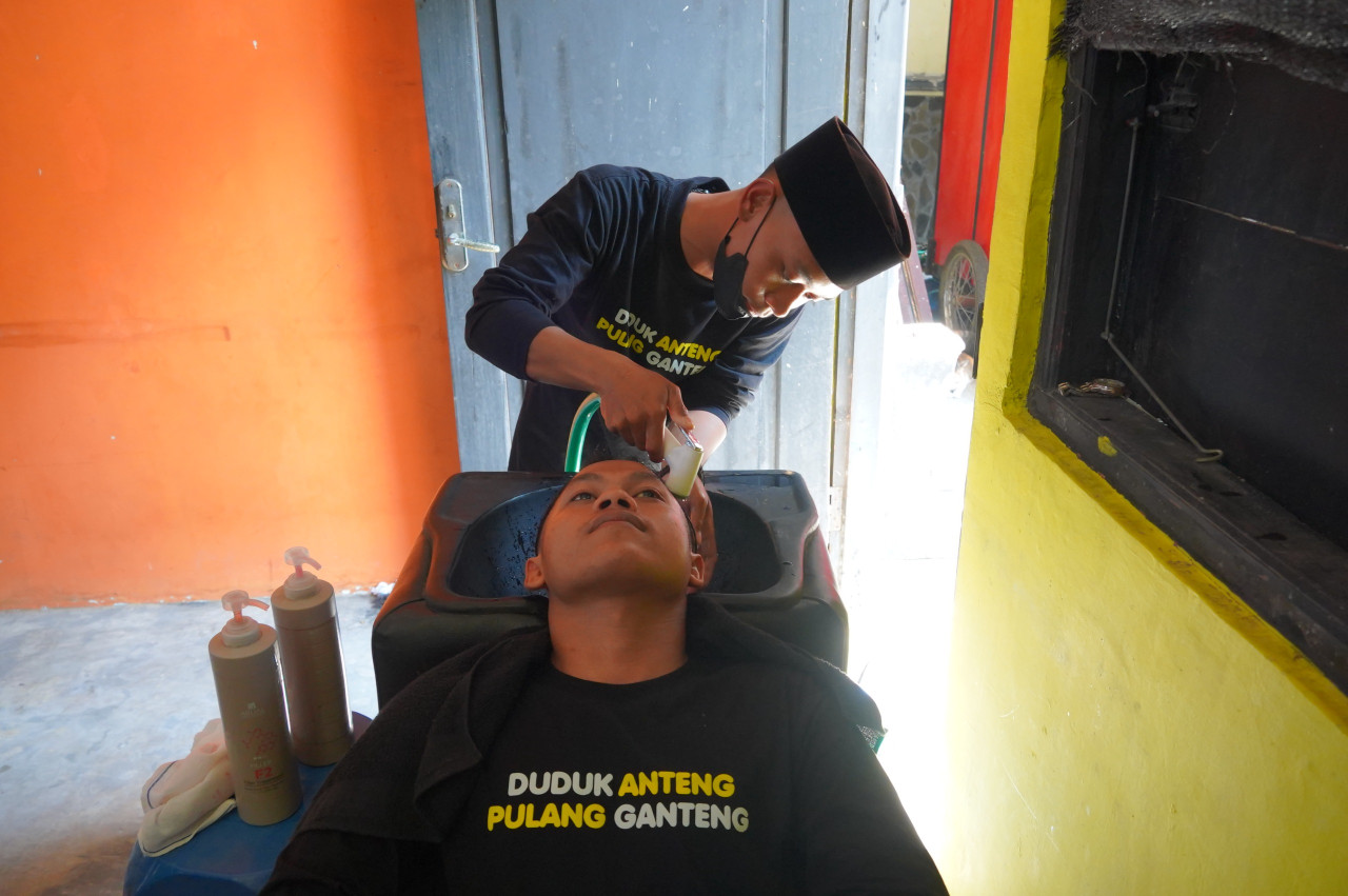 Pelatihan kerja barbershop untuk santri. (Foto: Pemkab Kediri/jatimnow.com)