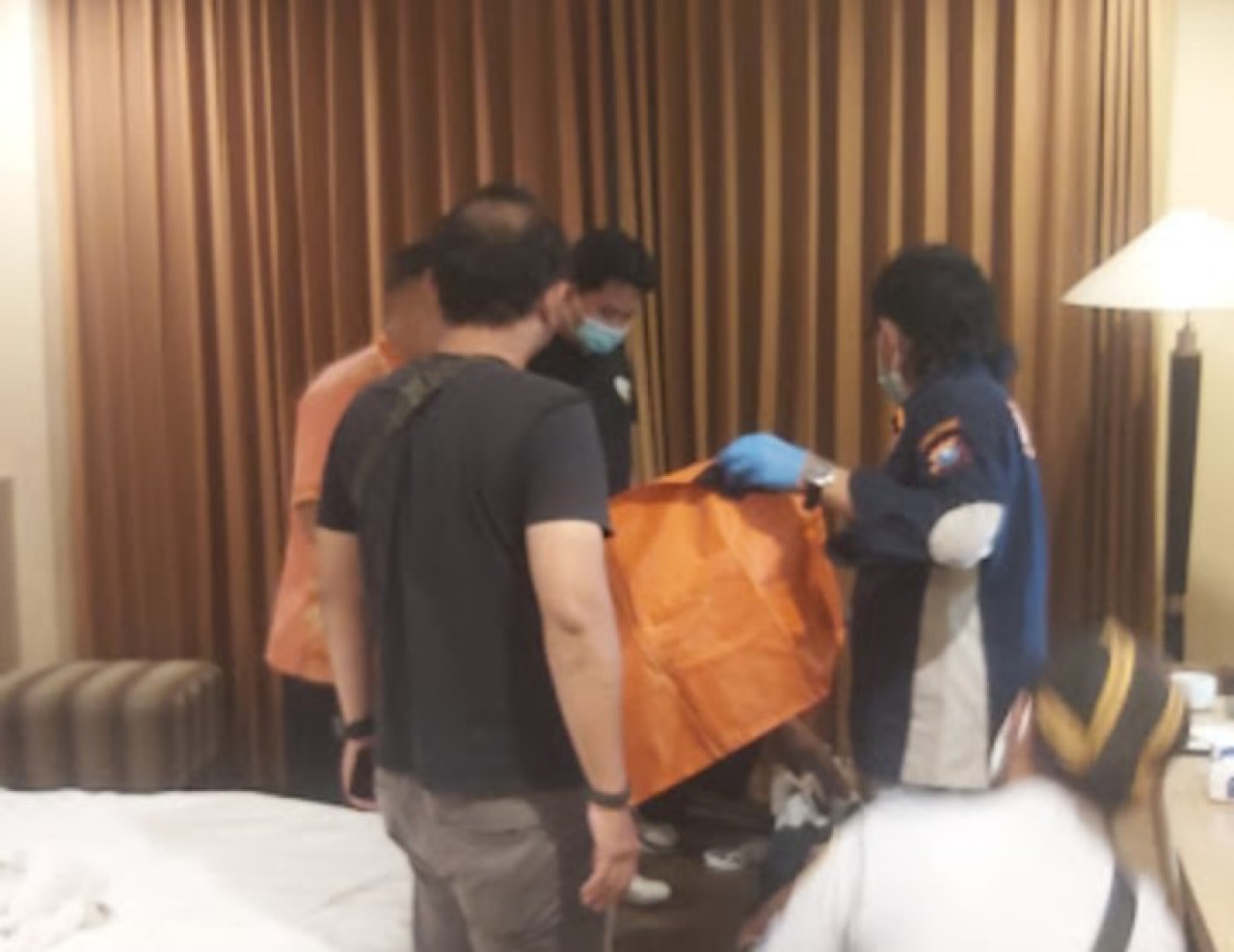 Polisi mengevakuasi jenazah korban dari kamar hotel. (Foto: Polres Tulungagung)
