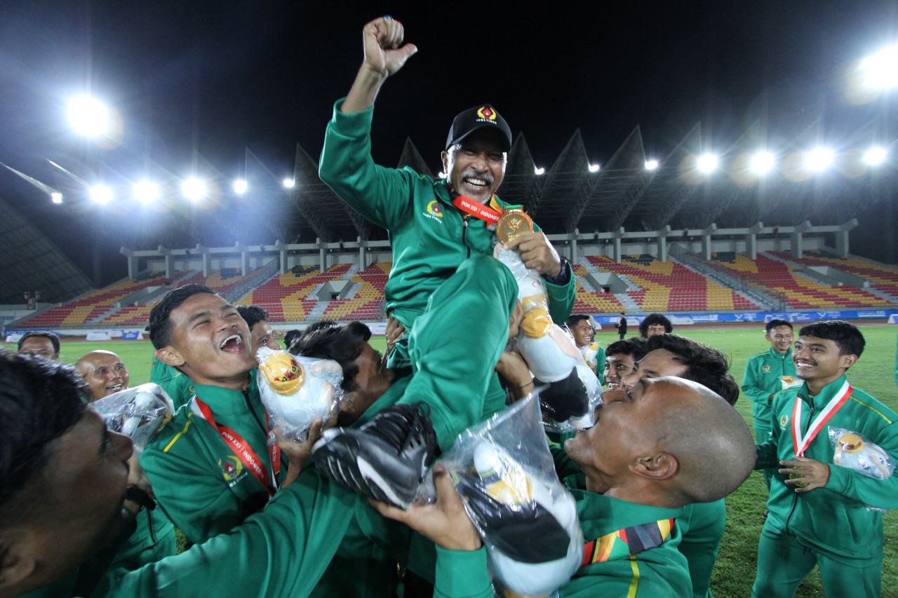 Pelatih sepak bola Jawa Timur Fakhri Husaini berhasil membawa timnya meraih medali emas di PON XXI Aceh-Sumut 2024. (Foto: Sahlul Fahmi/jatimnow.com)