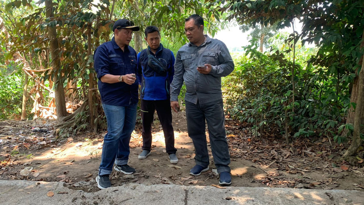 Anggota DPRD sidak tanpa didampingi Kades Mrawan (Foto: Sugianto/jatimnow.com)