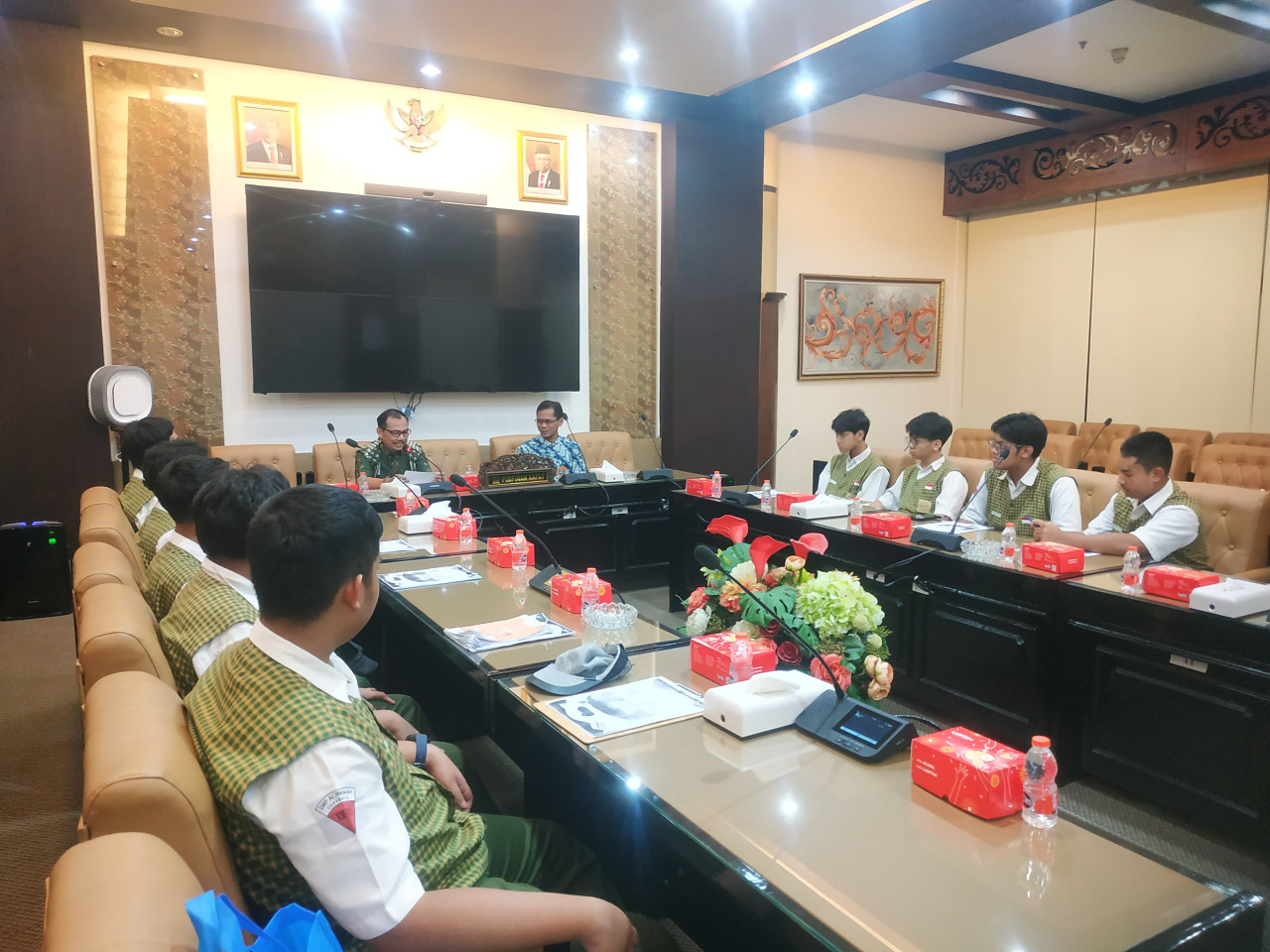 SMP Al Hikmah Surabaya saat berkunjung ke DPRD Jawa Timur. (Foto: Humas DPRD Jatim)