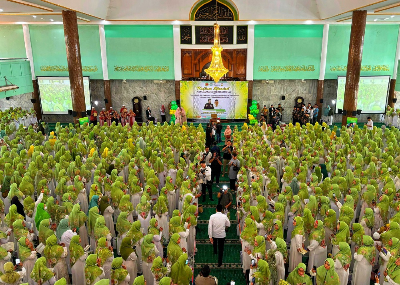 Suasana 2.500 jamaah Majelis Ta'lim Bunda Muslimah Az-Zahra Sidoarjo yang mendapatkan pemeriksaan kadar kolesterol secara gratis di Masjid Agung Sidoarjo. (Foto: Ahaddiini HM/jatimnow.com)