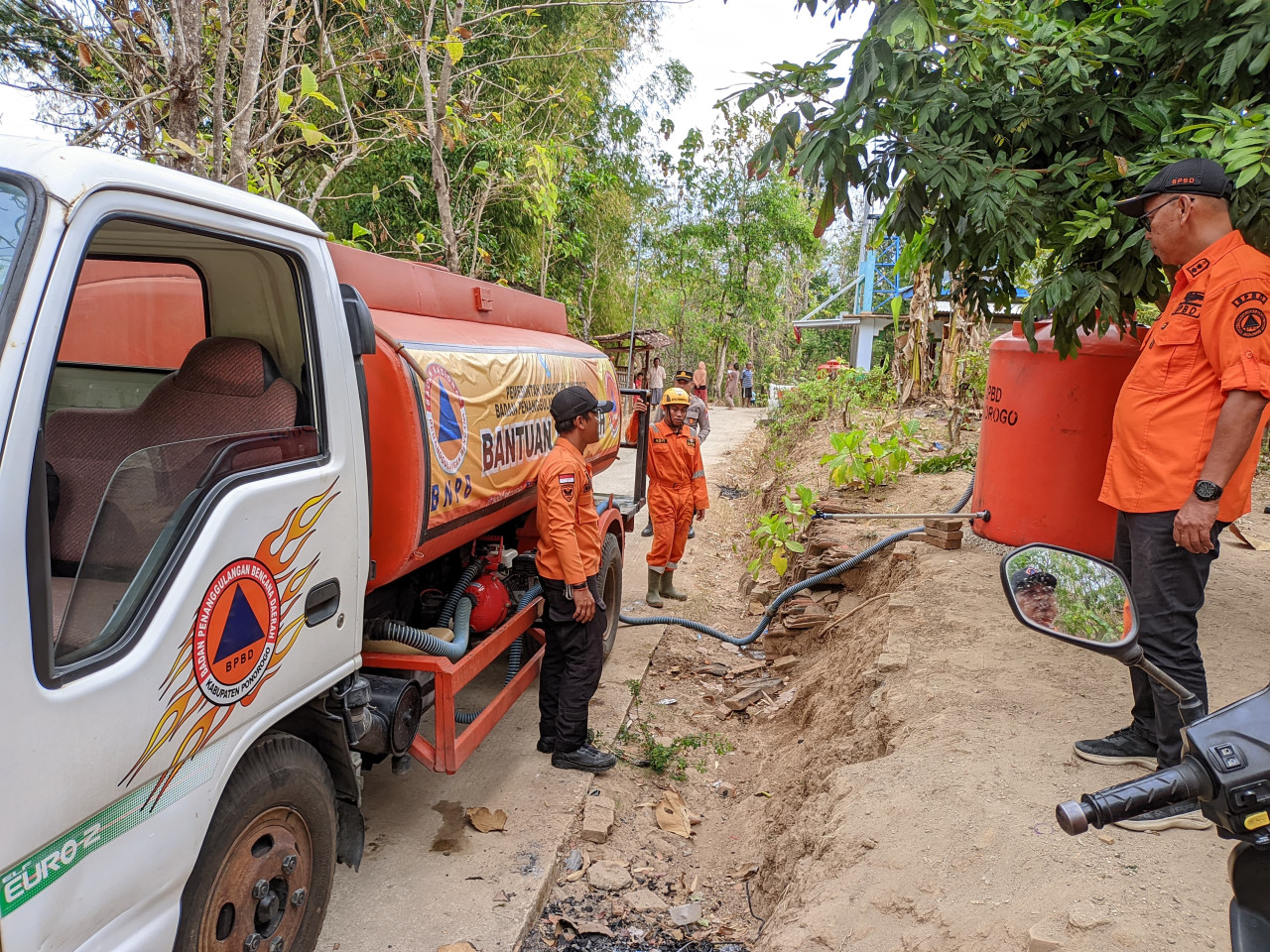 Dropping air di Desa Gelang Kulon Ponorogo (Foto: BPBD Ponorogo)
