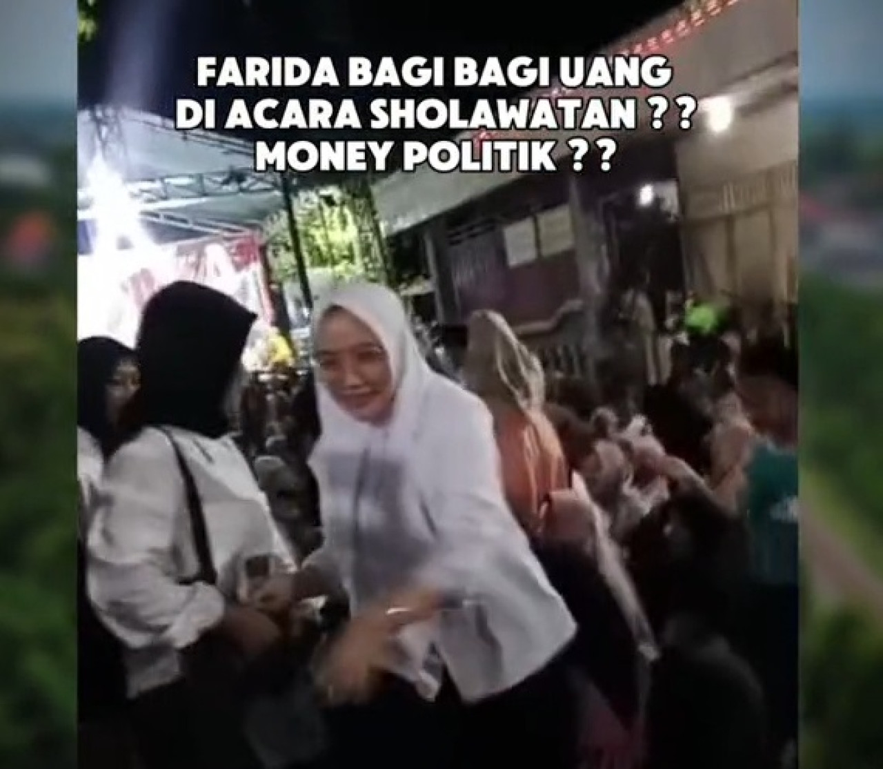 Tangkapan layar video viral Cabup Farida Hidayati bagi-bagi uang. (Foto: Rizki for jatimnow.com)