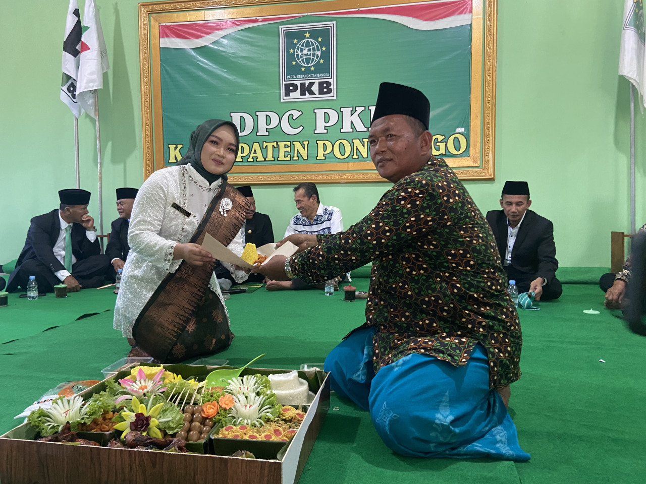 Salah satu anggota DPRD Ponorogo dari PKB, Mujiatin ketika menerima tumpeng (Ahmad Fauzani/jatimnow.com)