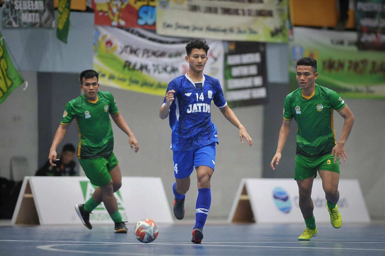 Tim futsal Jatim (biru) saat bertanding melawan tuan rumah Sumut si Gor Dispora Sumut, Jalan William Iskandar, Deli Serdang, Rabu (4/9/2024) sore. (Foto: KONI Jatim for jatimnow.com)