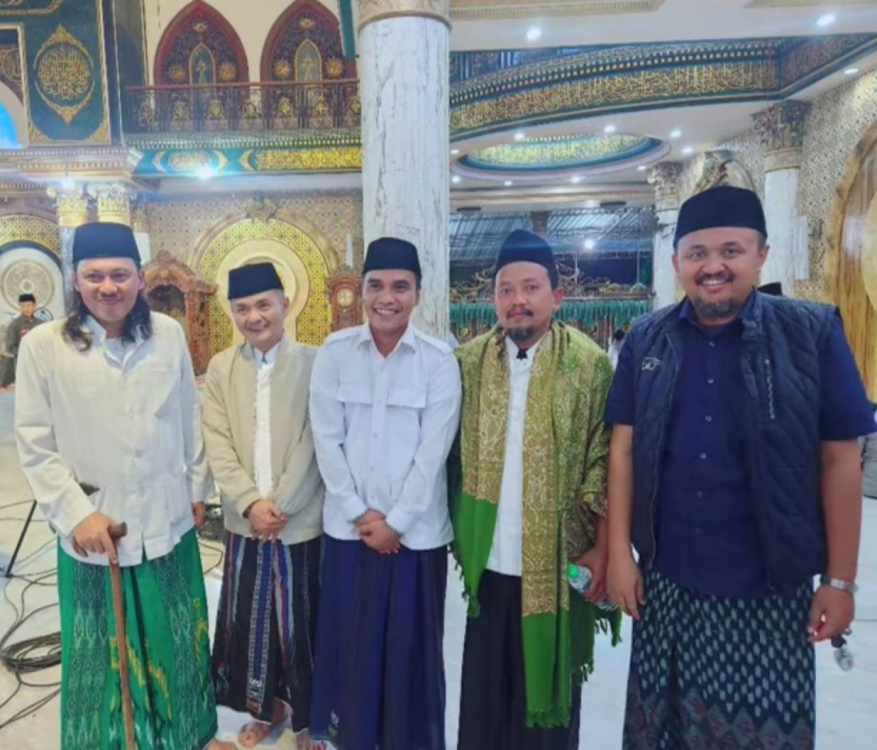 Lukman-Fauzan saat hadiri tradisi di Bangkalan. (Foto: Ahmad Fauzani/jatimnow.com)