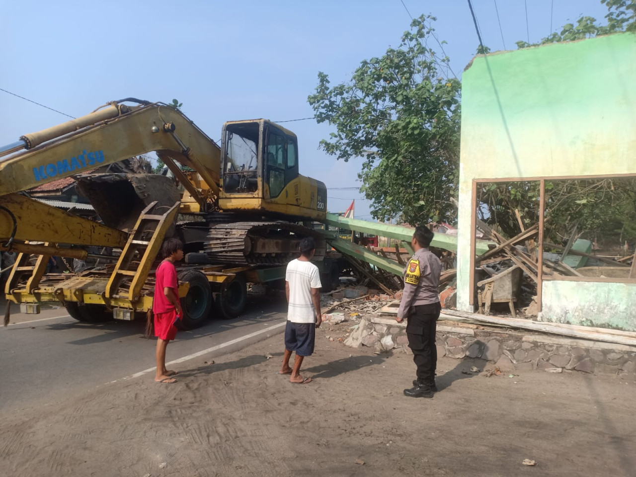 Gapura masuk wisata Pantai Ulo roboh ditabrak truk (Foto: Polsek Ambulu for jatimnow.com)