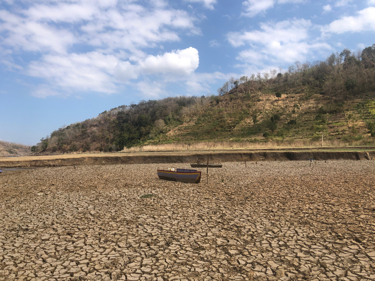 Dasar Waduk bendo di bagian hulu mulai tampak merekah karena kekeringan. (Foto: Ahmad Fauzani/jatimnow.com)