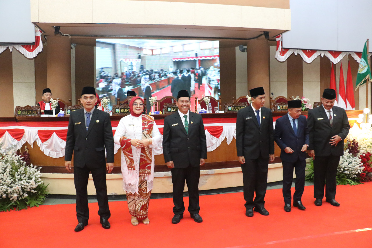 (Dari Kiri) Ketua Sementara DPRD Ponorogo Dwi Agus Prayitno, Wakil Ketua Sementara DPRD Ponorogo Evi Dwitasari dan Wakil Ketua Sementara DPRD Ponorogo, Agus Subiyantoro (Foto: Ahmad Fauzani/jatimnow.com)