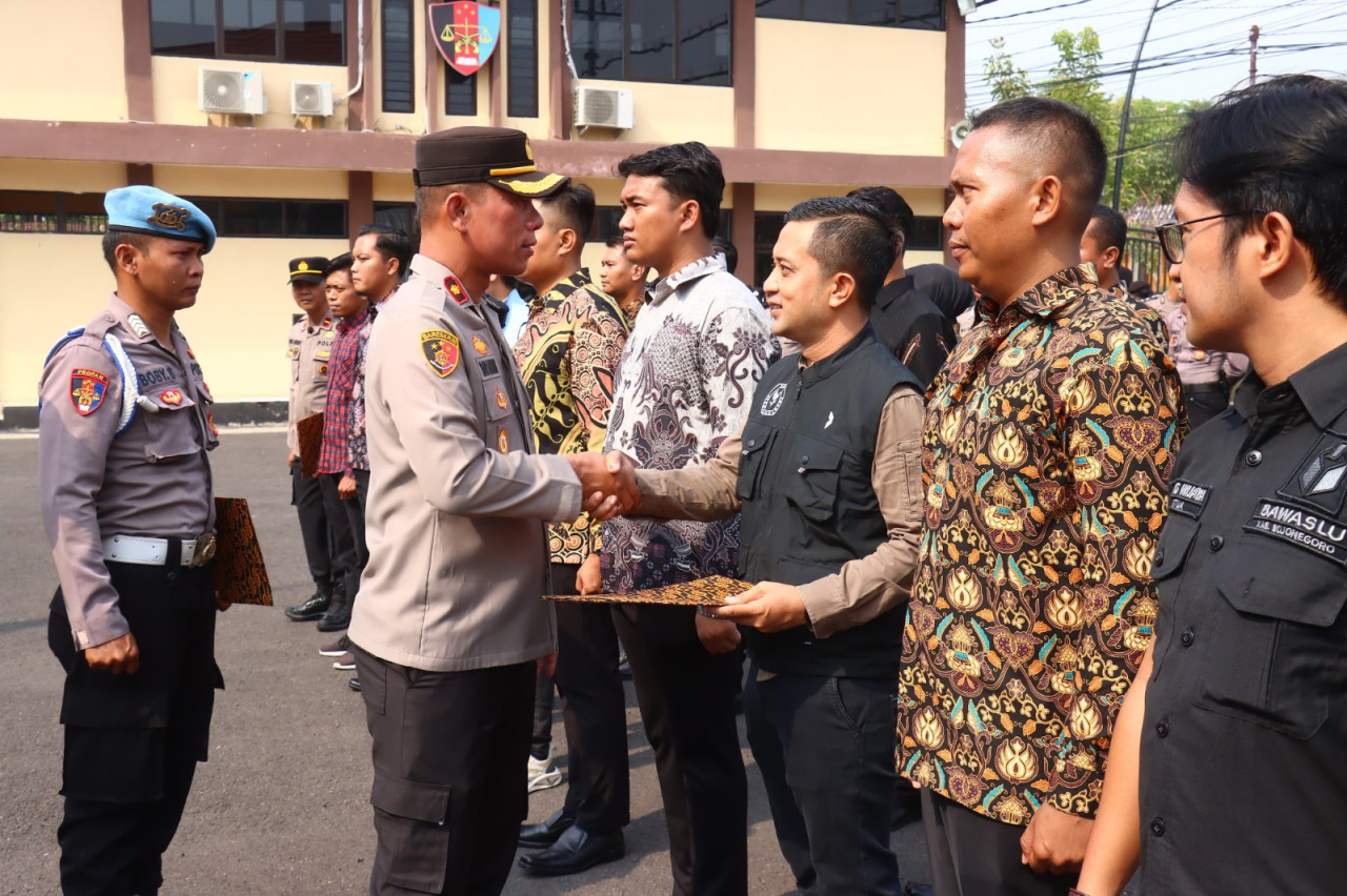 Wakapolres Bojonegoro Kompol David Manurung saat serahkan personel walpri untuk mengamankan penyelenggara dan peserta Pemilu. (Foto: Humas Polres Bojonegoro/jatimnow.com)