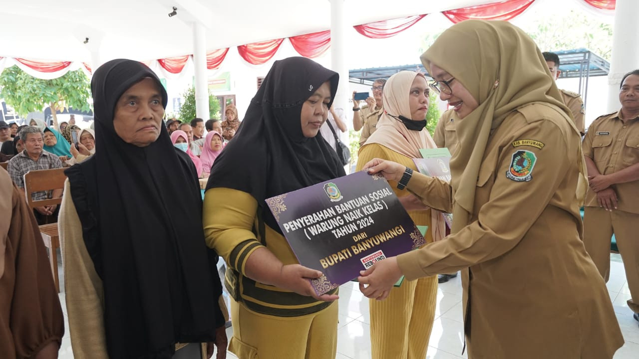 Bupati Banyuwangi Ipuk Fiestiandani saat penyerahan bantuan program Wenak di Kelurahan Penganjuran, Kecamatan Banyuwangi. (Foto: Humas Pemkab Banyuwangi)