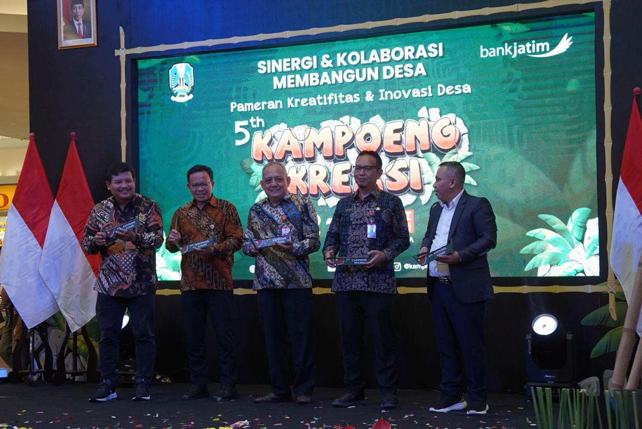 Bank Jatim menyalurkan KUR di kegiatan Kampung Kreasi. (Foto: Bank Jatim)