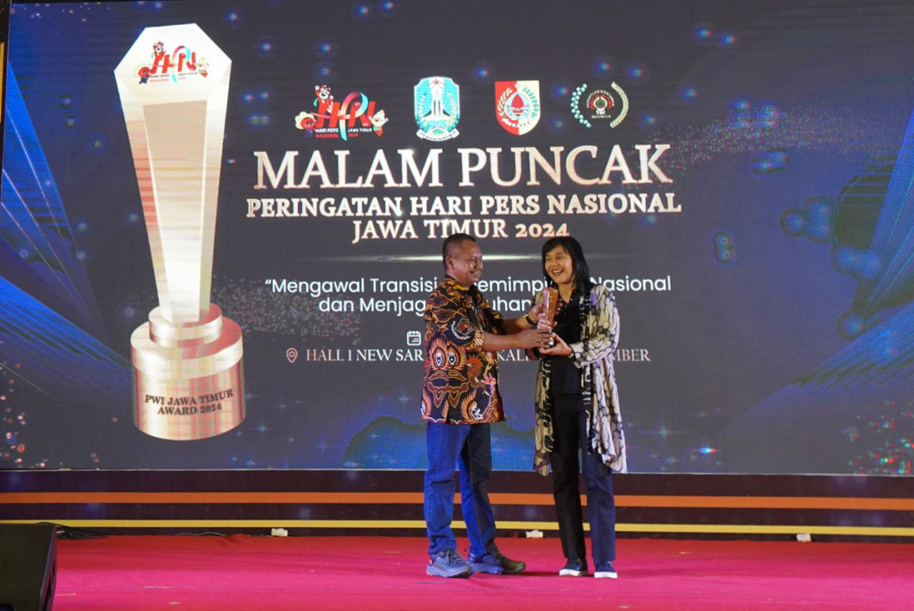 Bank Jatim menerima penghargaaan dalam ajang PWI Award 2024. (Foto: Bank Jatim)