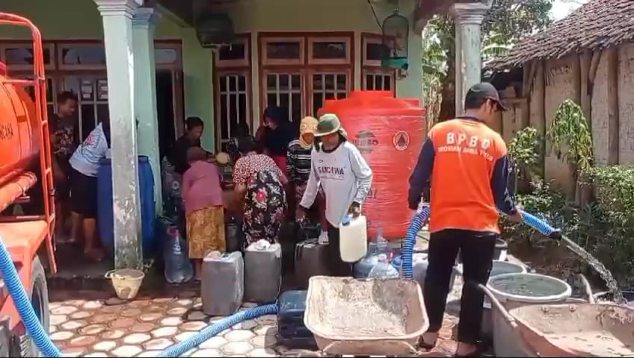 BPBD Tulungagung saat mengirim persediaan air bersih. (Foto: Bramanta Pamungkas/jatimnow.com)