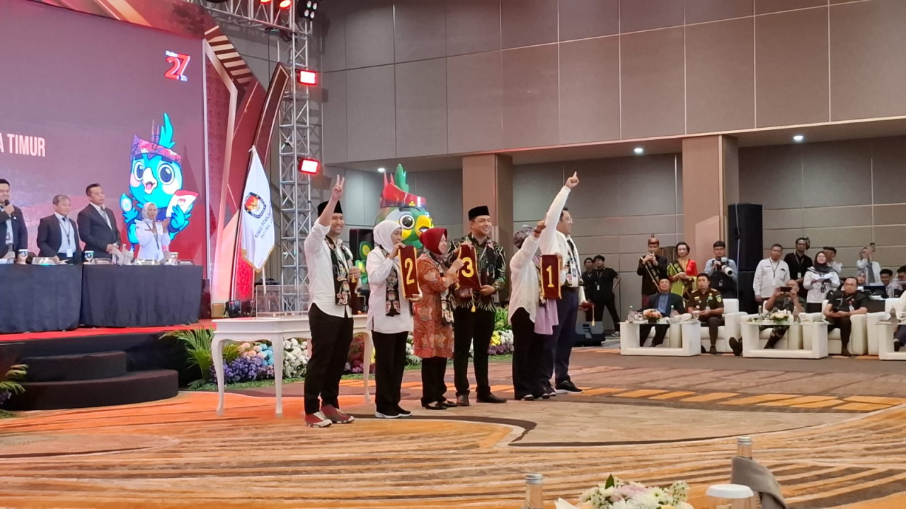 Para Paslon Pilgub Jatim mengangkat nomor urut. (Foto: Niam Kurniawan/jatimnow.com)