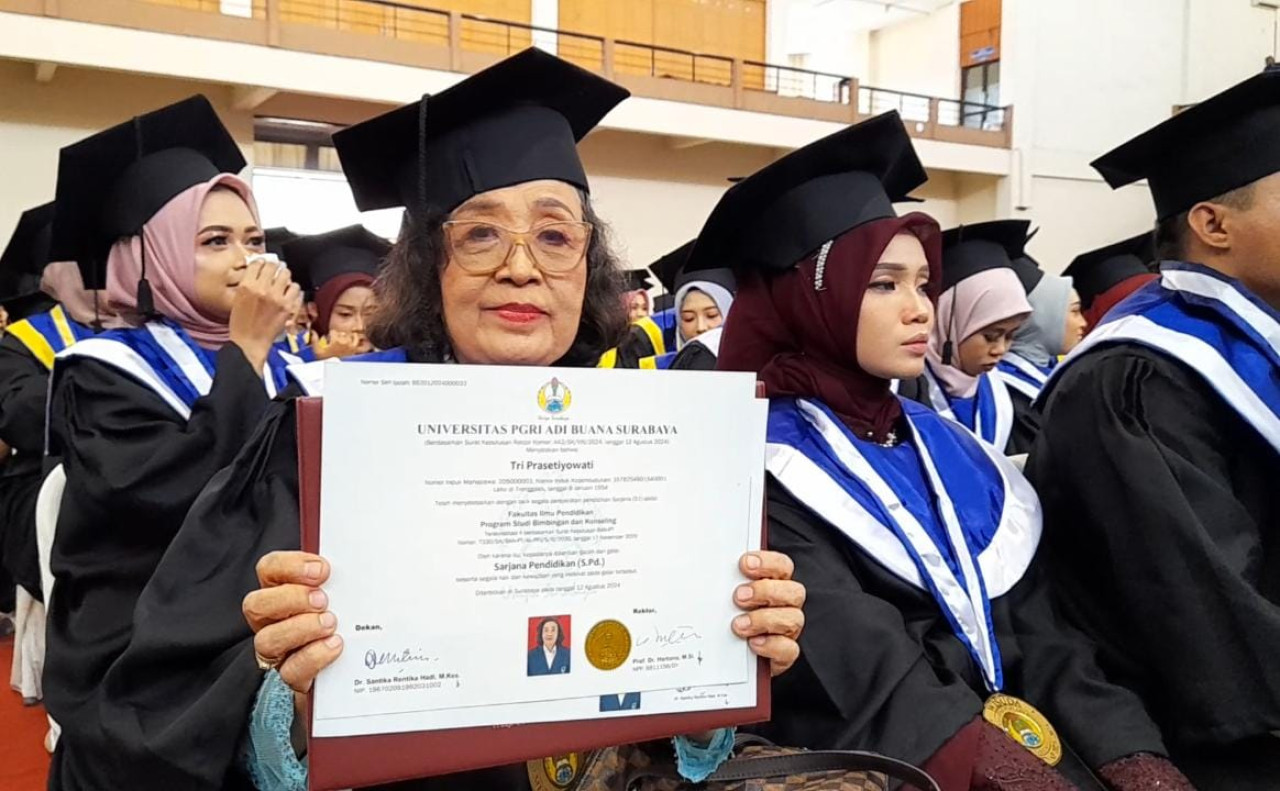 Nenek Tri Prasetyowati, S.Pd saat mengikuti wisuda di Universitas PGRI Adi Buana (Unipa) Surabaya (Foto: Misbahul Munir/jatimnow.com)