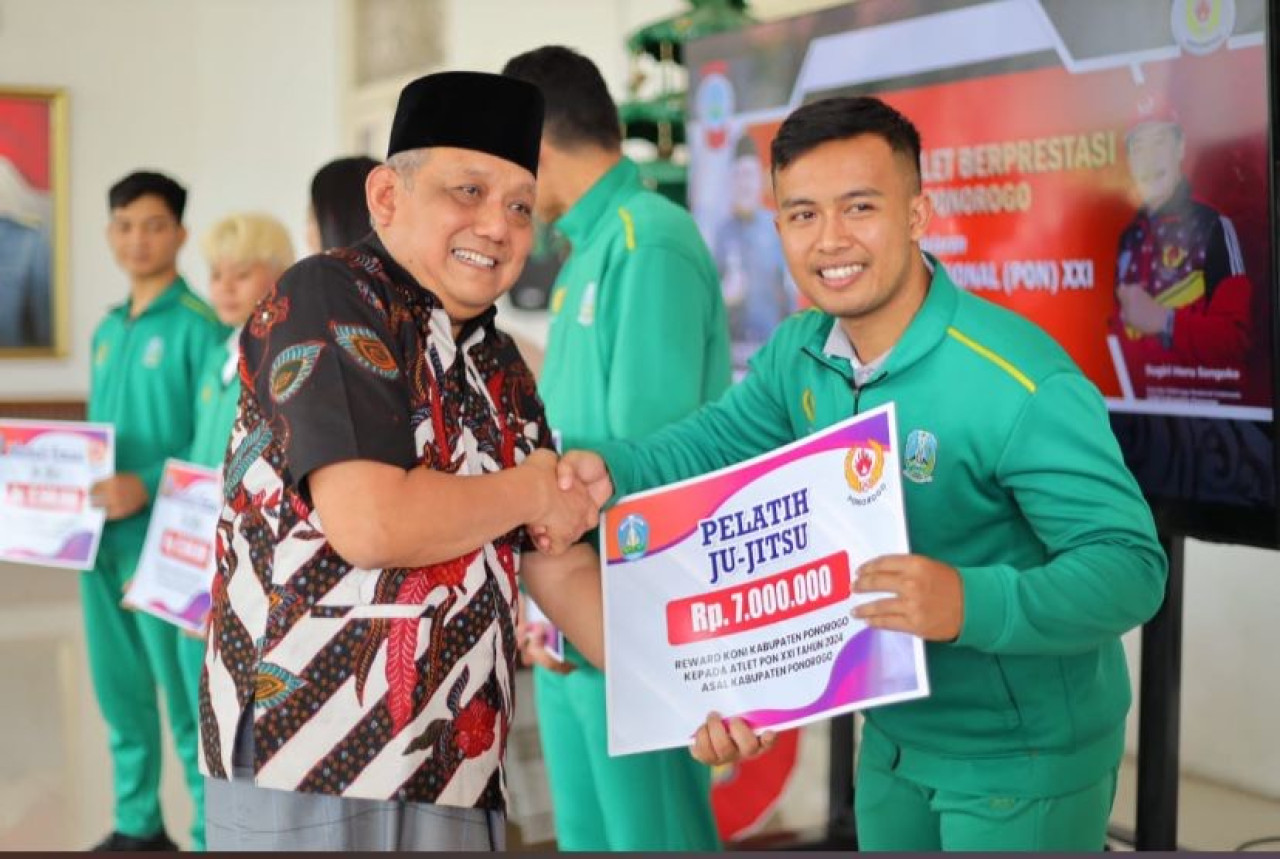 Pjs Bupati Ponorogo Joko Irianto memberikan bonus kepada atlet voli peraih emas, Silva Rosanda, (Foto: