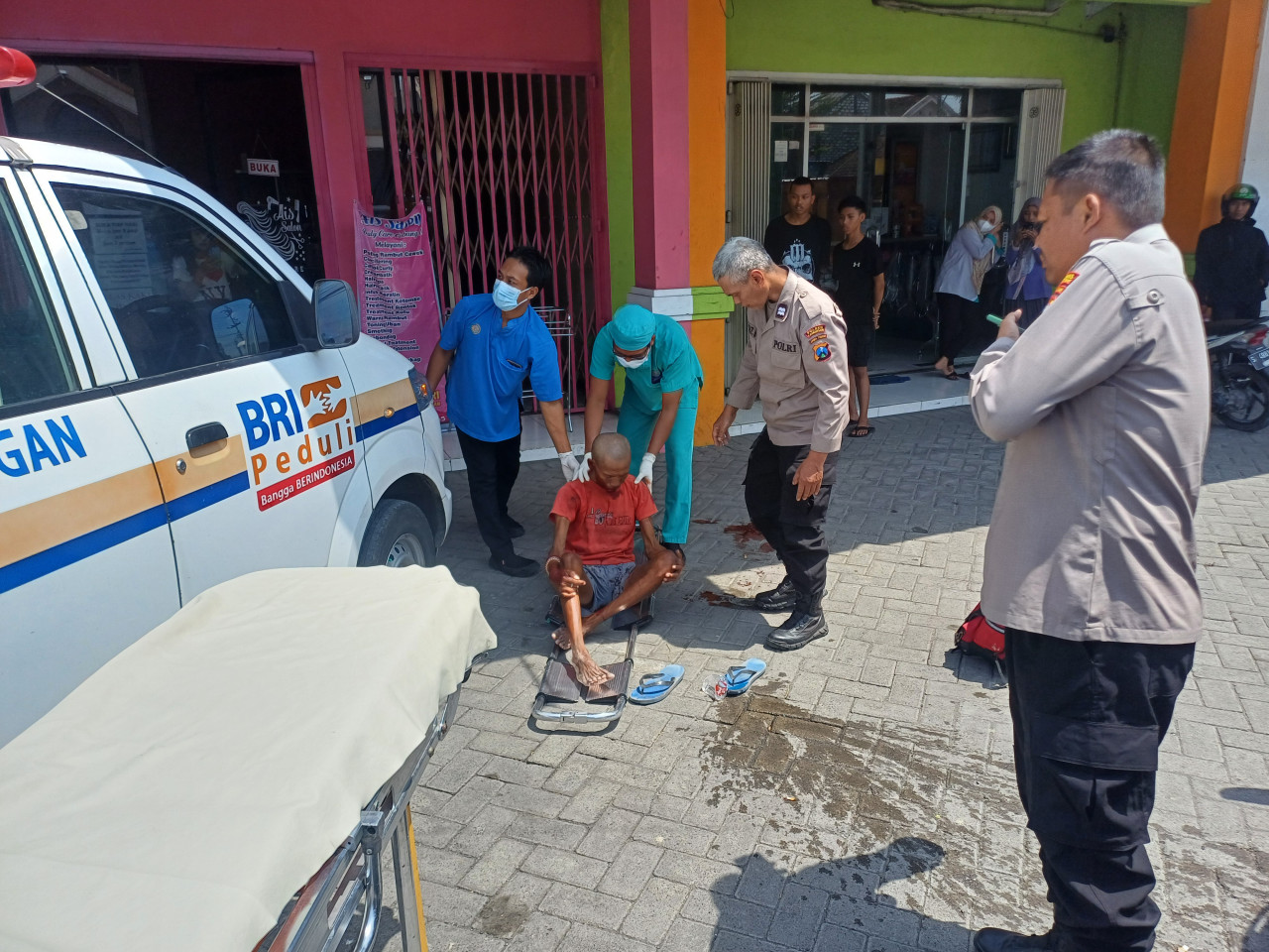 Pria misterius muntah darah saat dievakuasi ke ambulance. (Foto: Adyad Ammy Iffansah/jatimnow.com)