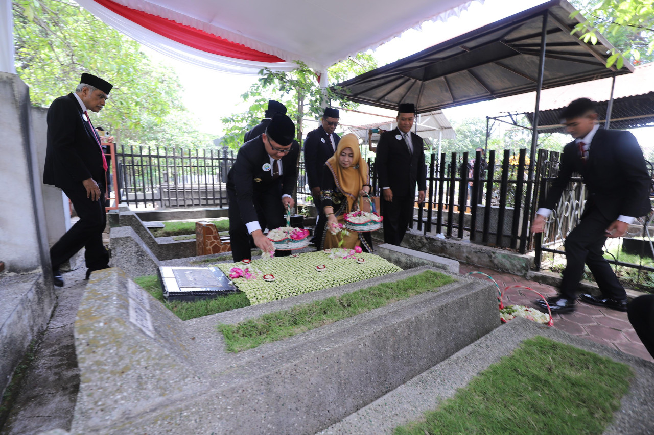 Pj Wali Kota dan Jajaran OPD Ziarah Makam Imam Kabul. (Foto: Prokopim Pemkot Batu/jatimnow.com)