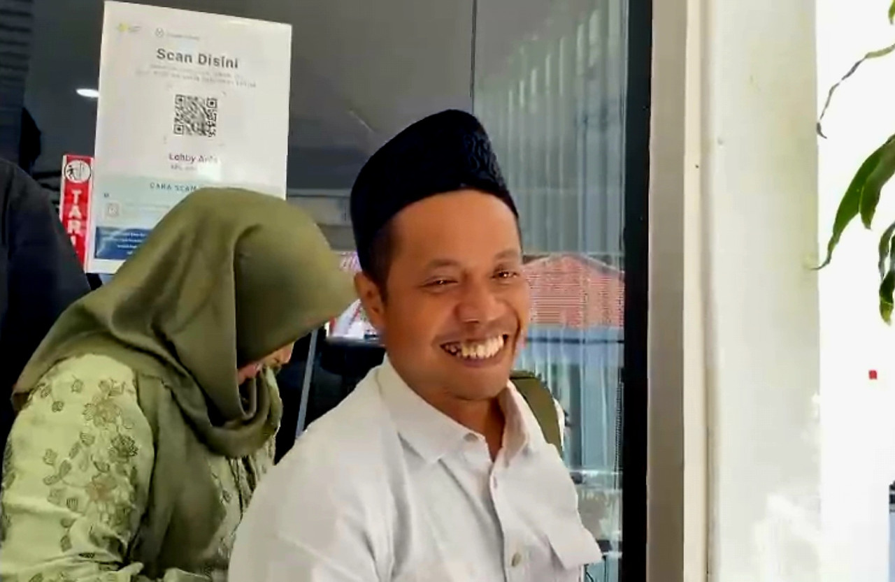 Komisioner Bawaslu Surabaya Agil Akbar saat keluar dari Kantor KPU Jatim (foto: Ade for jatimnow.com)