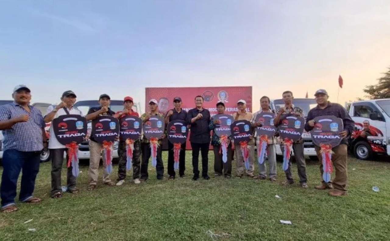 Agus Wicaksono saat menyerahkan bantuan mobil kepada petani di Lumajang. (Foto: Pradita for jatimnow.com)