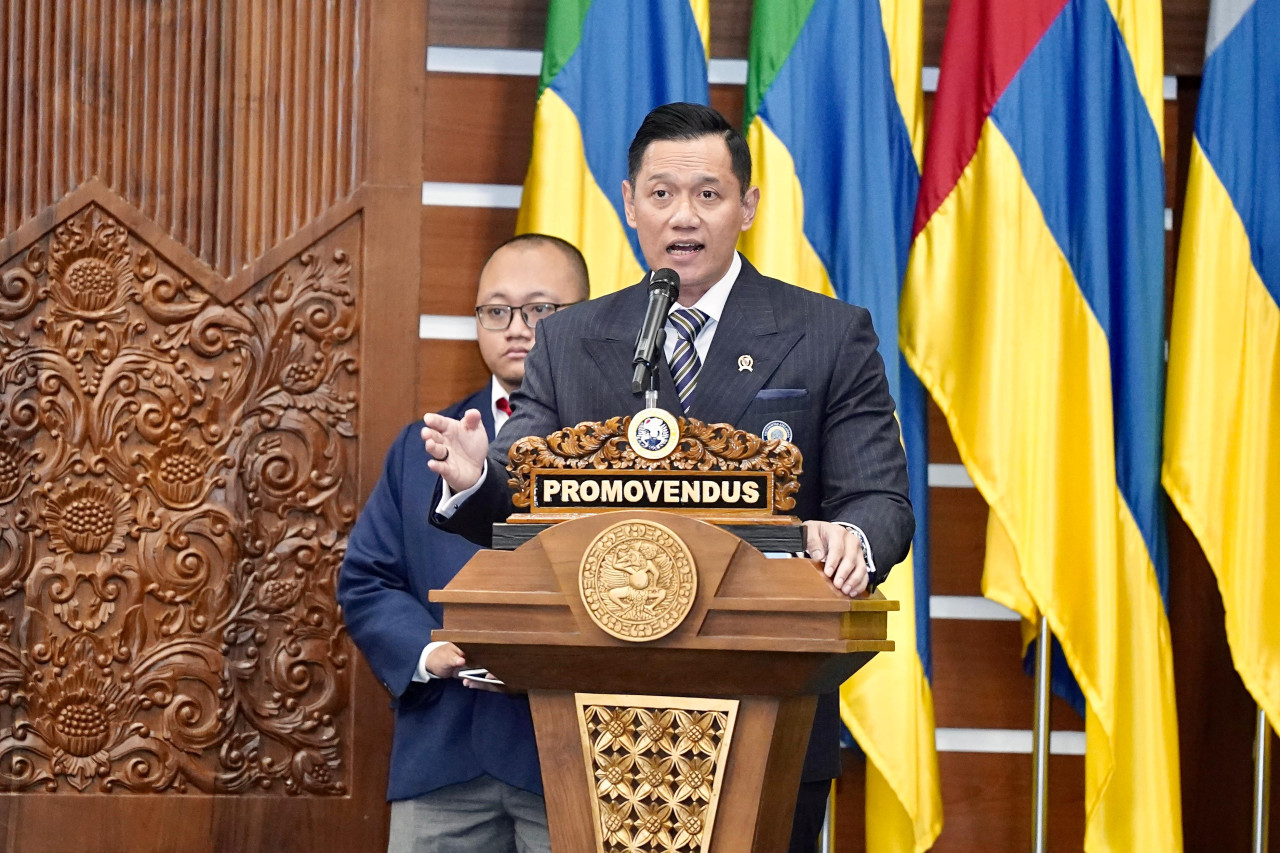 Agus Harimurti Yudhoyono dalam sidang terbuka doktoral (S3) Unair Surabaya. (Foto: Misbahul Munir/jatimnow.com)