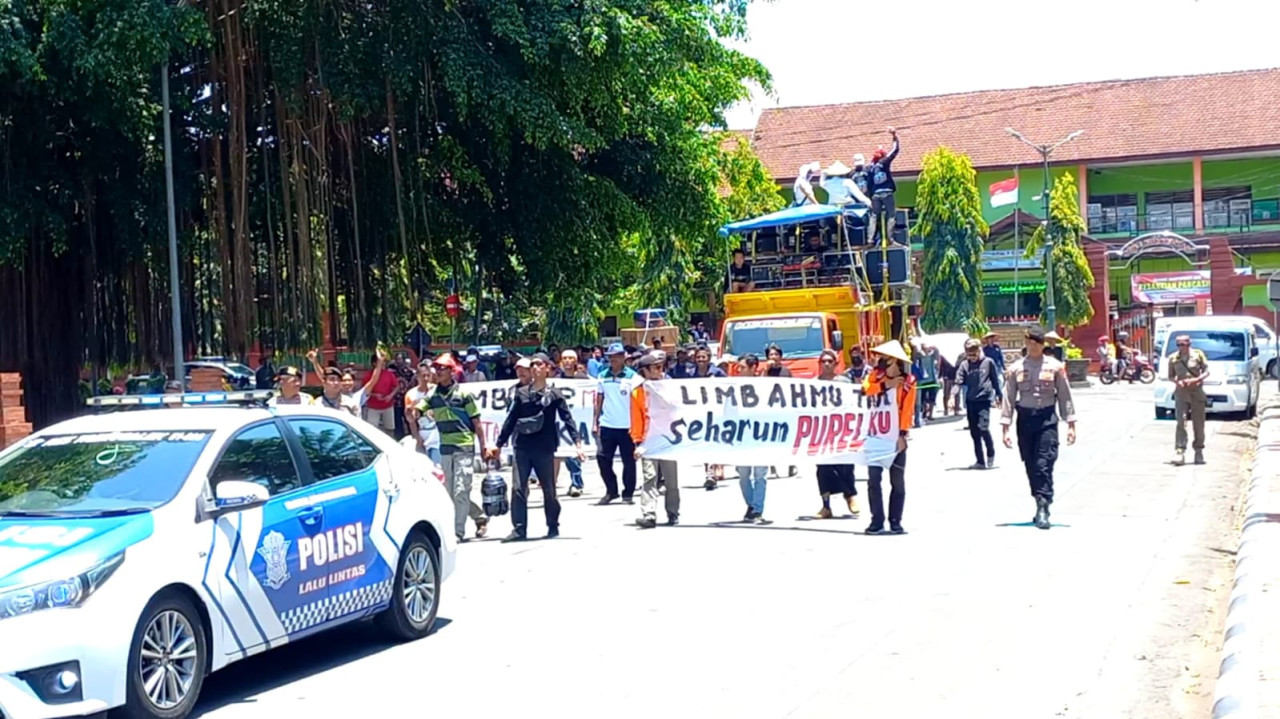 Warga dan nelayan saat menggelar aksi di Trenggalek. (Foto: Bramanta Pamungkas/jatimnow.com)