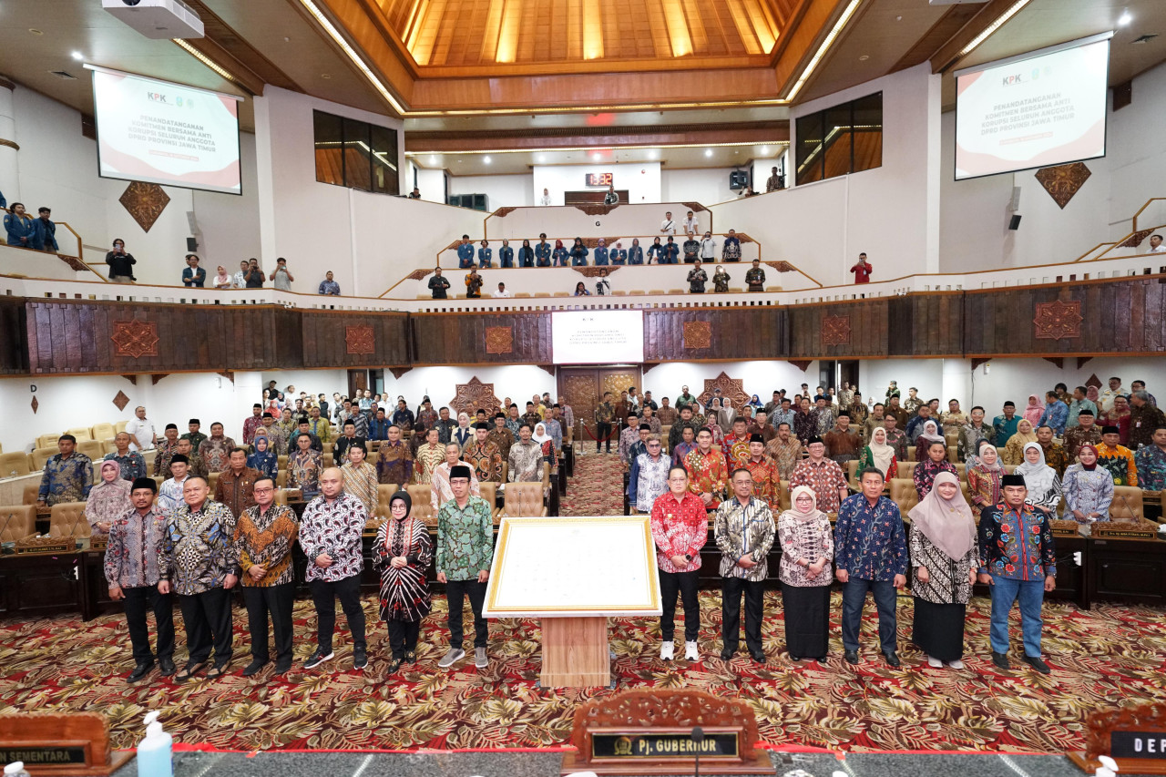 Anggota DPRD Jatim bersama Pj Gubernur Jatim Adhy Karyono serta KPK usai acara penandatanganan pakta integritas antikorupsi. (Foto: Humas DPRD Jatim)