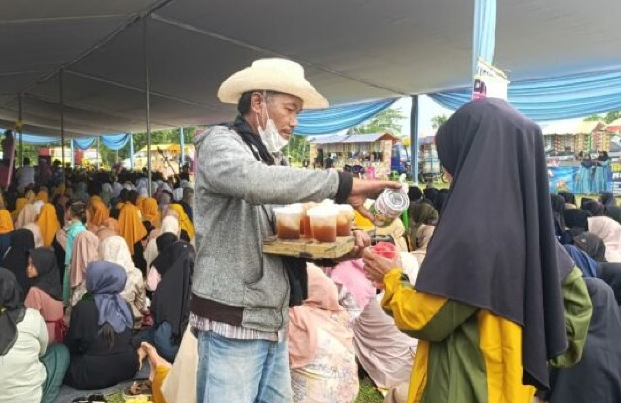 Para pedagang kecil saat mengais rezeki di acara Apel Sholawat Bersama Gus Fawait. (Foto: Tim  media Fawait - Djos)