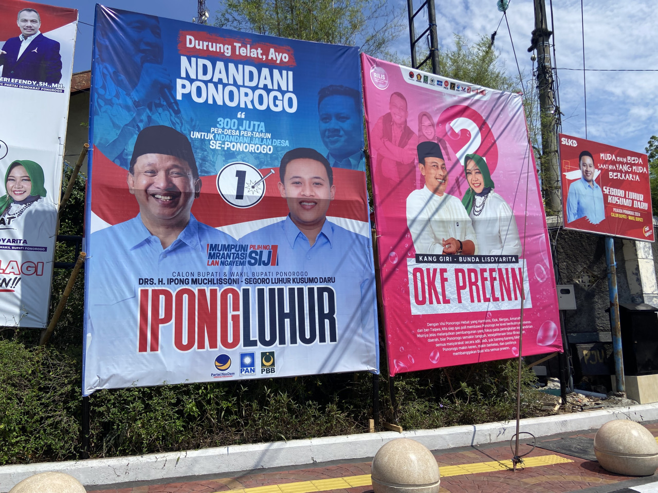 KPU Ponorogo  pasang baliho dan spanduk di beberapa jalan utama.(Foto: Ahmad Fauzani/jatimnow.com)