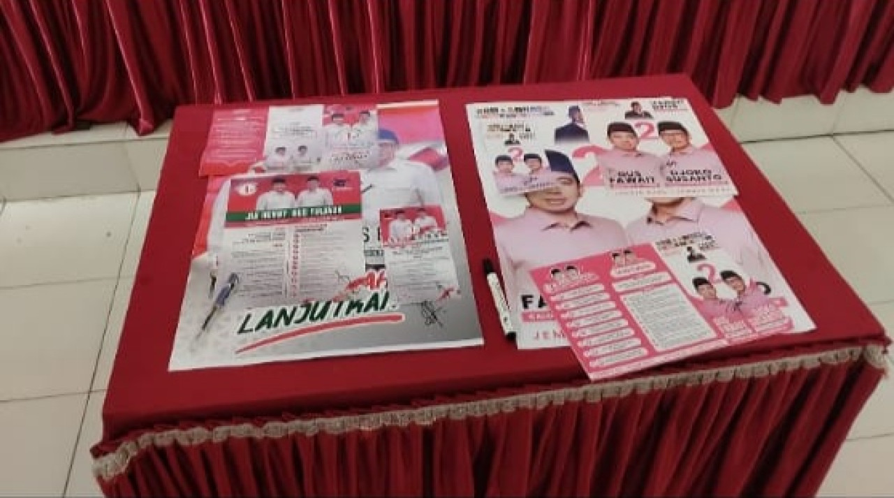 Paslon peserta Pilkada Jember dapat APK dari KPU Jember (Foto: Sugianto/jatimnow.com)