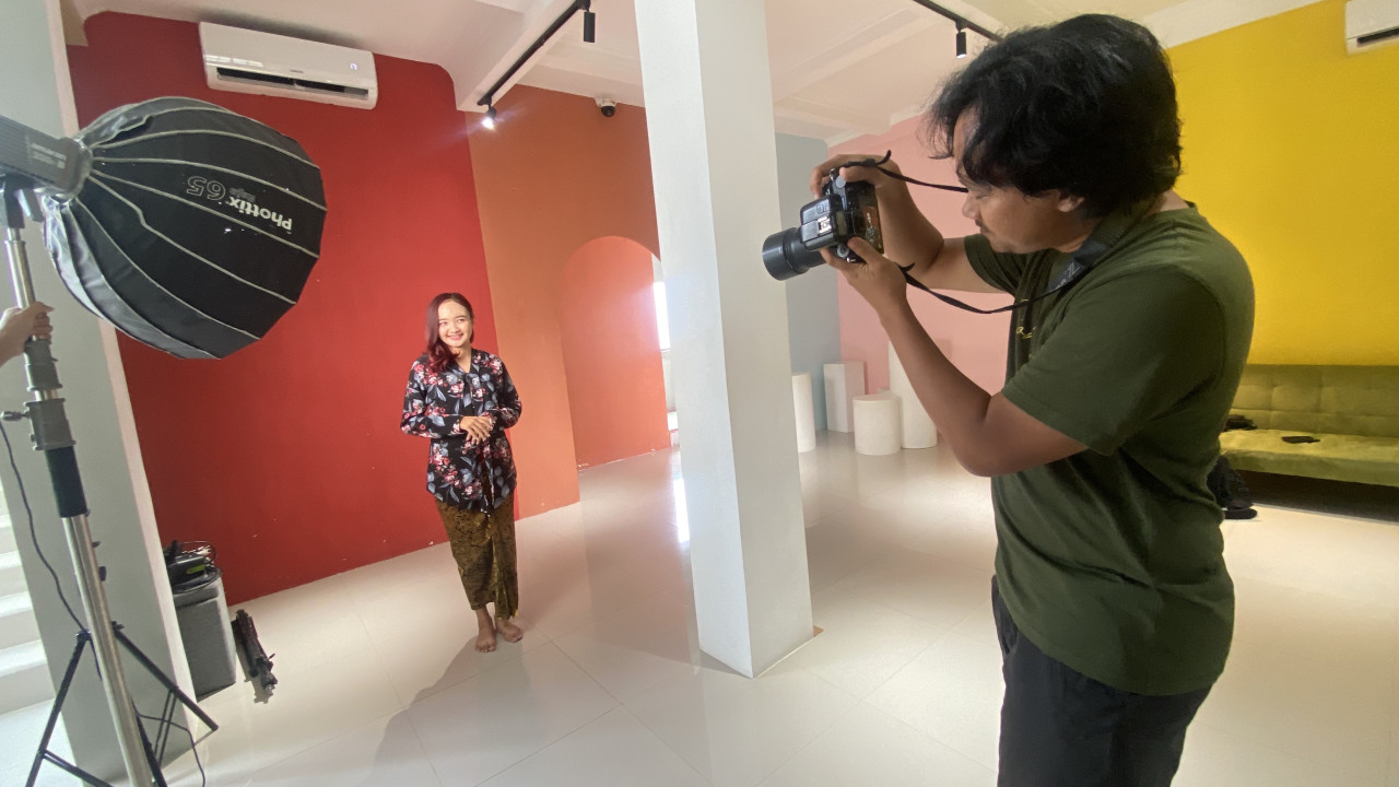 Aries Setyawan saat memotret di studionya. (Foto: Ahmad Fauzani/jatimnow.com)