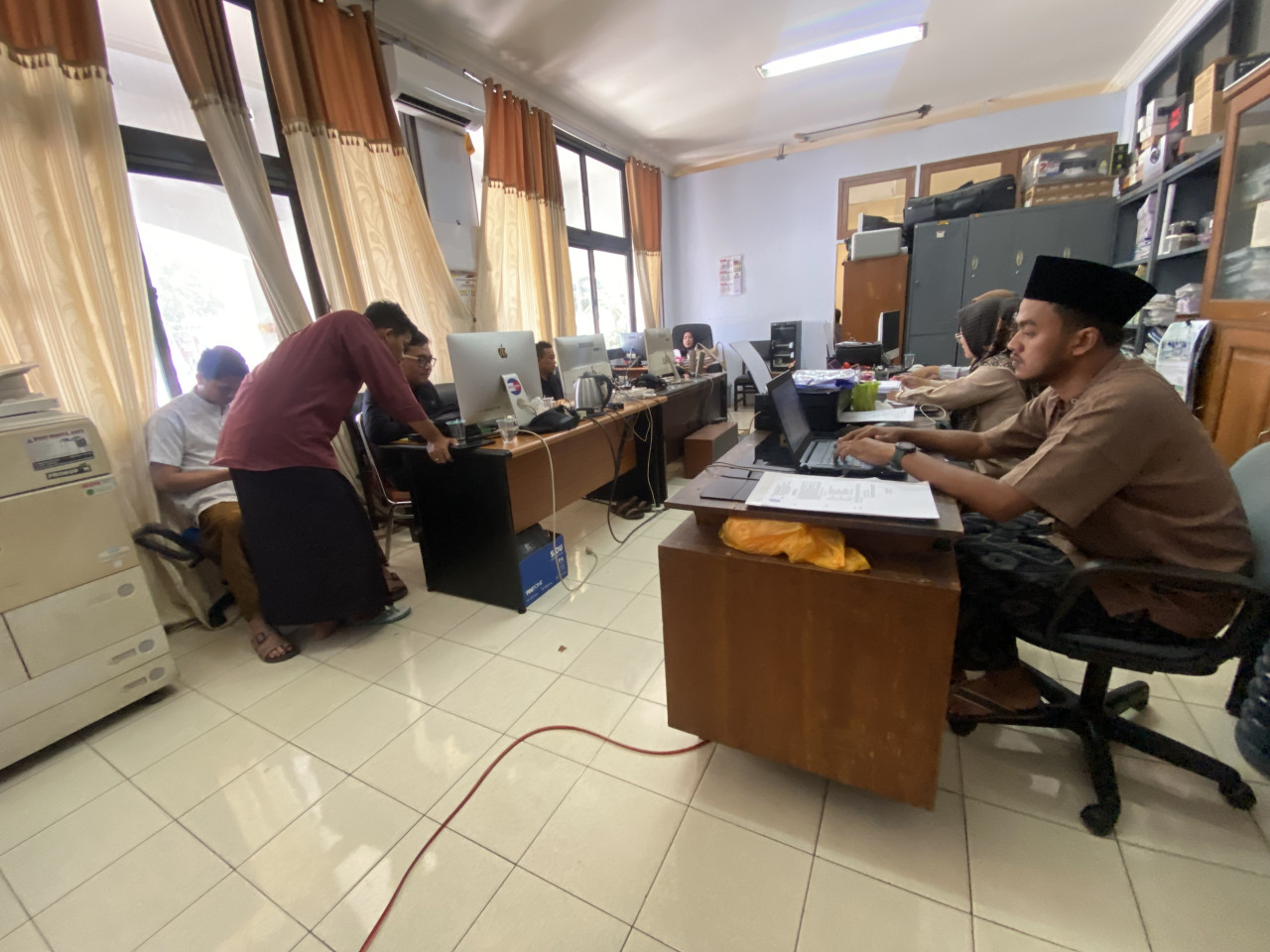 ASN Ponorogo terlihat mengenakan pakaian ala santri selama peringatan Hari Santri Nasional. (Foto: Ahmad Fauzani/jatimnow.com)
