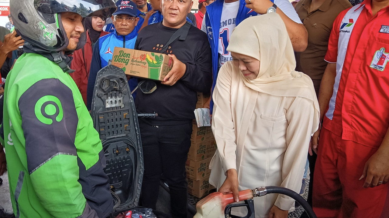 Khofifah Indar Parawansa saat bagi-bagi BBM dan bingkisan gratis di SPBU Jalan Pahlawan Sidoarjo. (Foto: Ahaddiini HM/jatimnow.com)