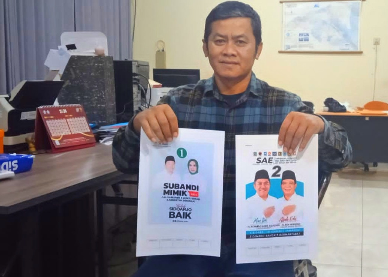 Koordinator Divisi Sosdiklih, SDM dan Parmas KPU Kabupaten Sidoarjo, Mokhamad Yasin menyiapkan APK dan BK untuk Paslon Pilkada 2024. (Foto: Ahaddiini HM/jatimnow.com)