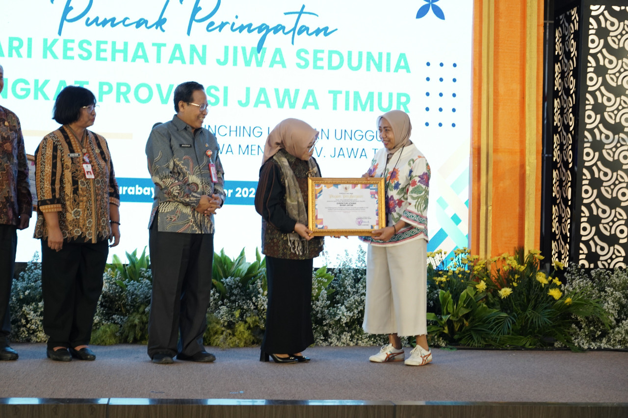 Bank Jatim saat menerima penghargaan berkat dukungan dalam upaya peningkatan pelayanan kesehatan mental melalui CSR. (Foto: Bank Jatim for jatimnow.com)