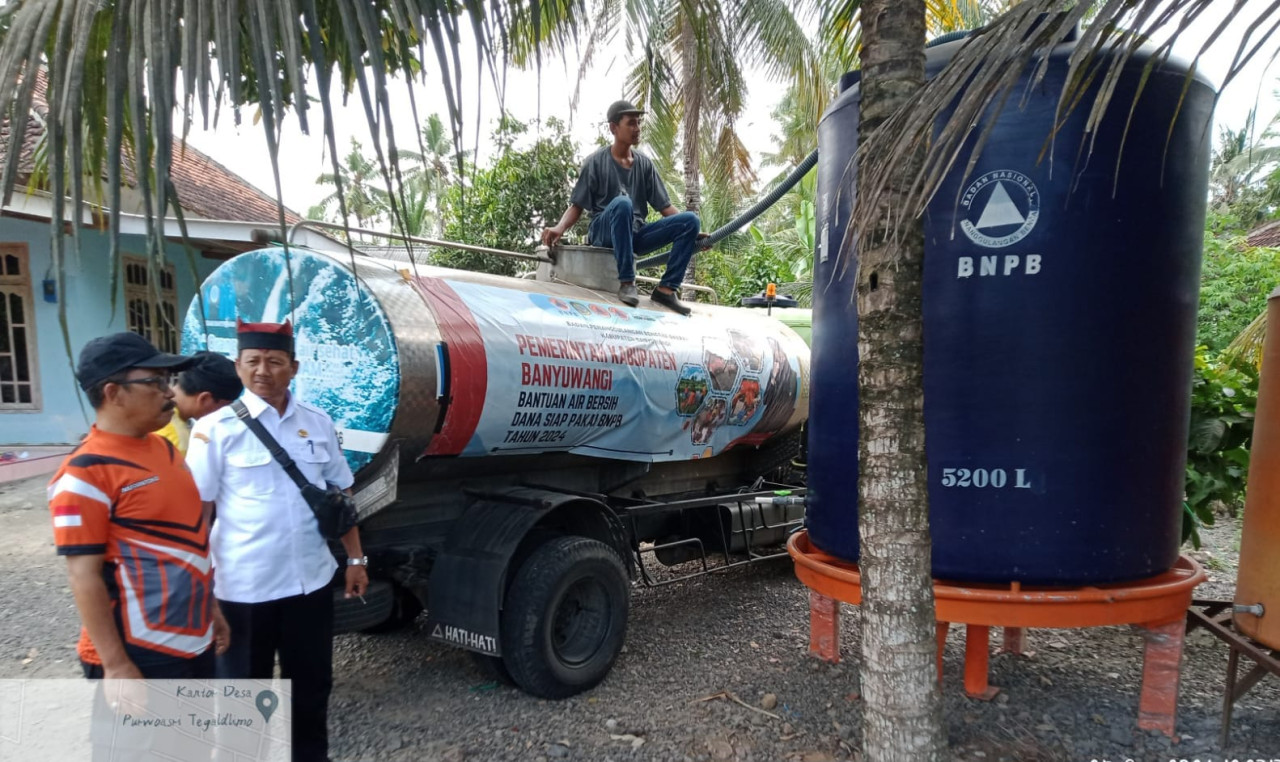 Pihak BPBD Banyuwangi lakukan distribusi air bersih. (Foto: Kominfo Pemkab Jember for jatimnow.com)