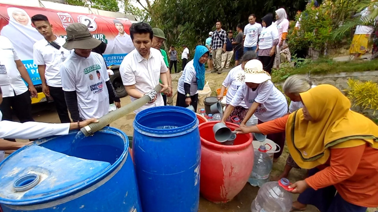 Cawagub Jatim nomor urut 2, Emil Elestianto Dardak saat memberi bantuan air bersih. (Foto: Bramanta Pamungkas/jatimnow.com)