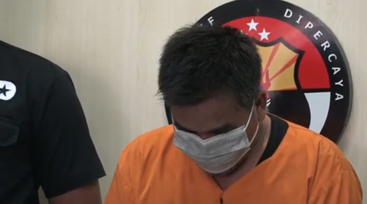 ED tertunduk malu saat dikeler di Mapolda Jatim. (Foto: Ahmad for jatimnow.com)