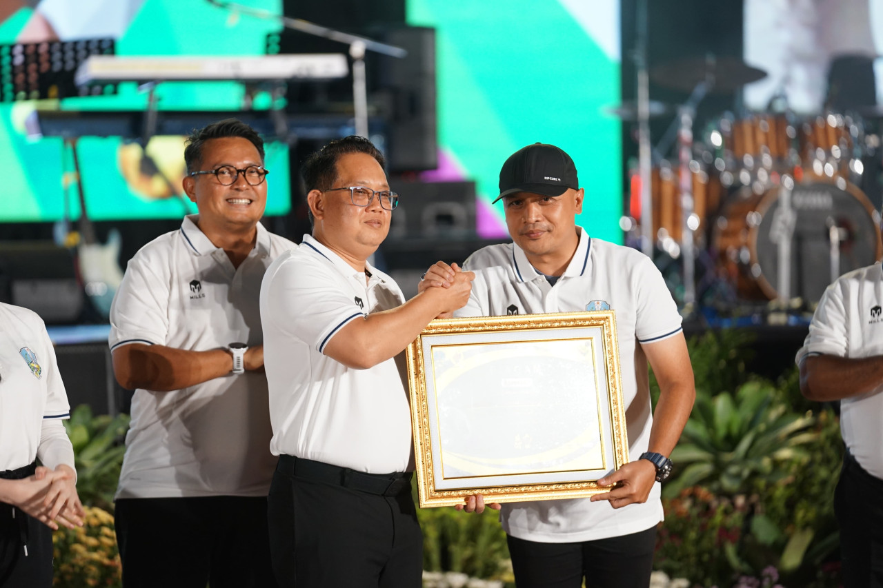 Kepala Biro Adpim Jatim Terima Penghargaan Bapak Asuh Cabor Muaythai PON XXI