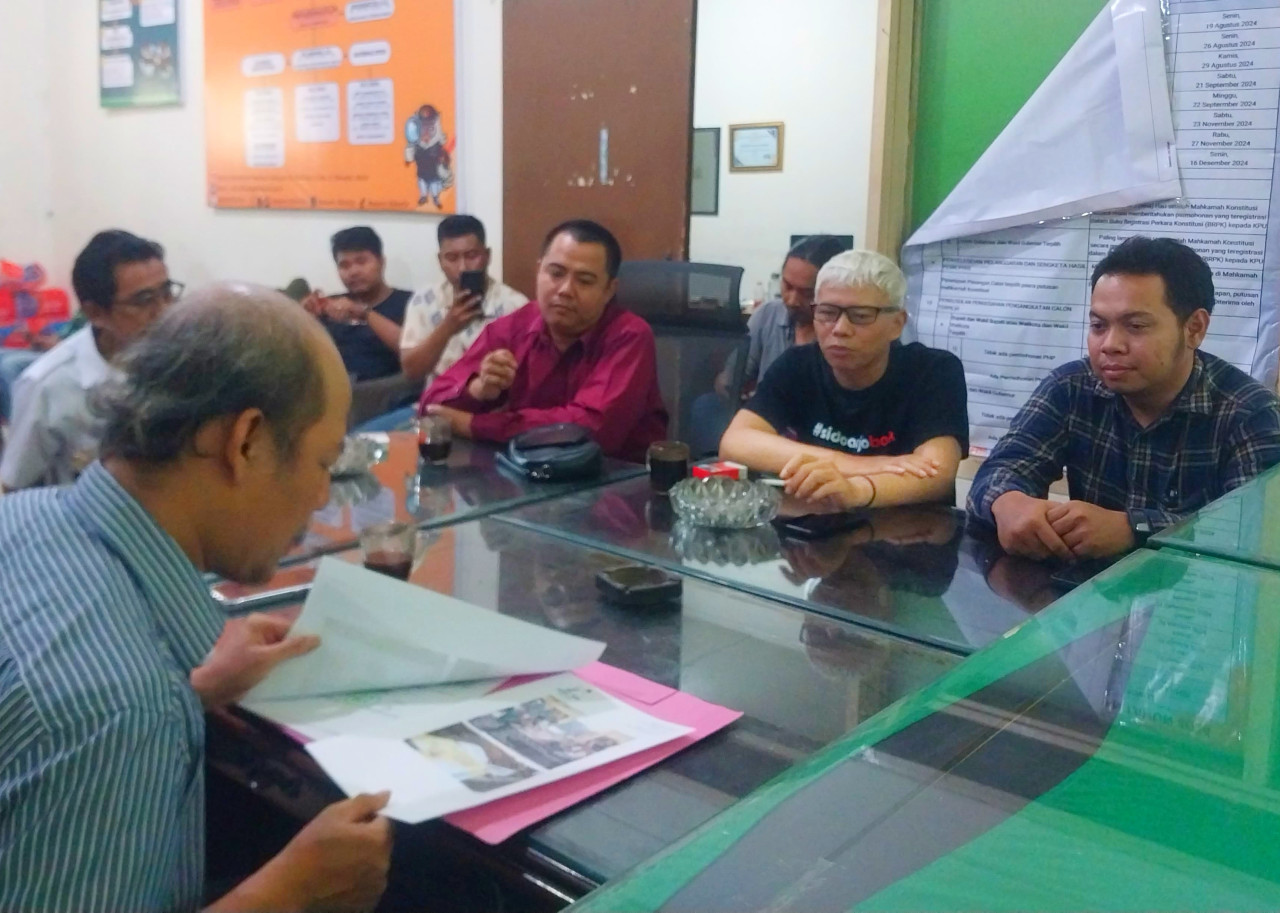 Tim Paslon Subandi-Mimik Idayana saat mengadukan perusakan baliho kampanye kepada Bawaslu Sidoarjo. (Foto: Ahaddiini HM/jatimnow.com)