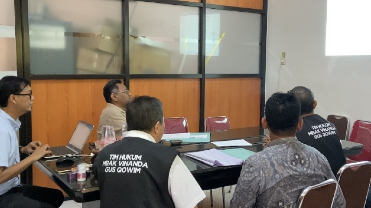 Saat Tim Hukum Vinanda - Gus Qowim lapor ke Bawaslu. (Foto: Yanuar Dedy/jatimnow.com)